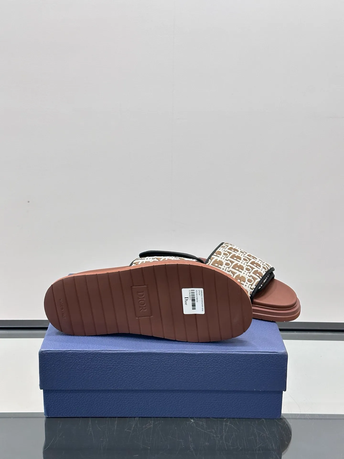 Factory price: 280💰𝐂𝐡𝐫𝐢𝐬𝐭𝐢𝐚𝐧 𝐃𝐢𝐨𝐫 Dior's latest popular sandals, classic upgraded Velcro sandals, original replicas, super durable and versatile, very comfortable on the feet, slimming and white, original cowhide leather upper, sheepskin lining Original d hardware buckle Original molded T men's shoes 💰U outsole Size: 38-44 (.45.46 customized)